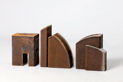 Bernard Misgajski: Kleine Architekturen. 2017, Stahl korrodiert