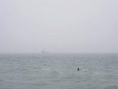 Hanna Lippmann: Mann und Boot (aus der Serie TAKES), 2016, Fotografie