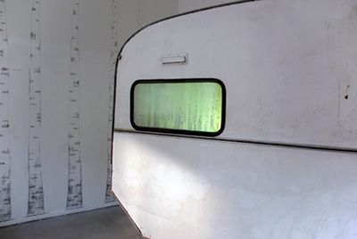 Martha Damus: Birkenwald, 2015, Wohnwagenkonstruktion/ Graphit auf Wand/ gezeichnete Animation ins Wohnwagenfenster projiziert (in Zusammenarbeit mit Marcus Oesterreich)