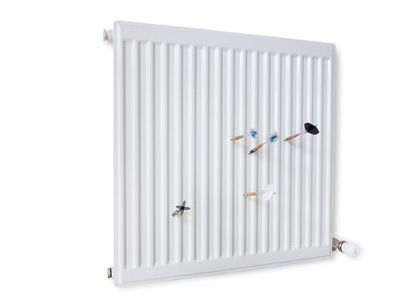 Holger Pohl: cold work, 2017, Heizkörper/ Dartpfeile