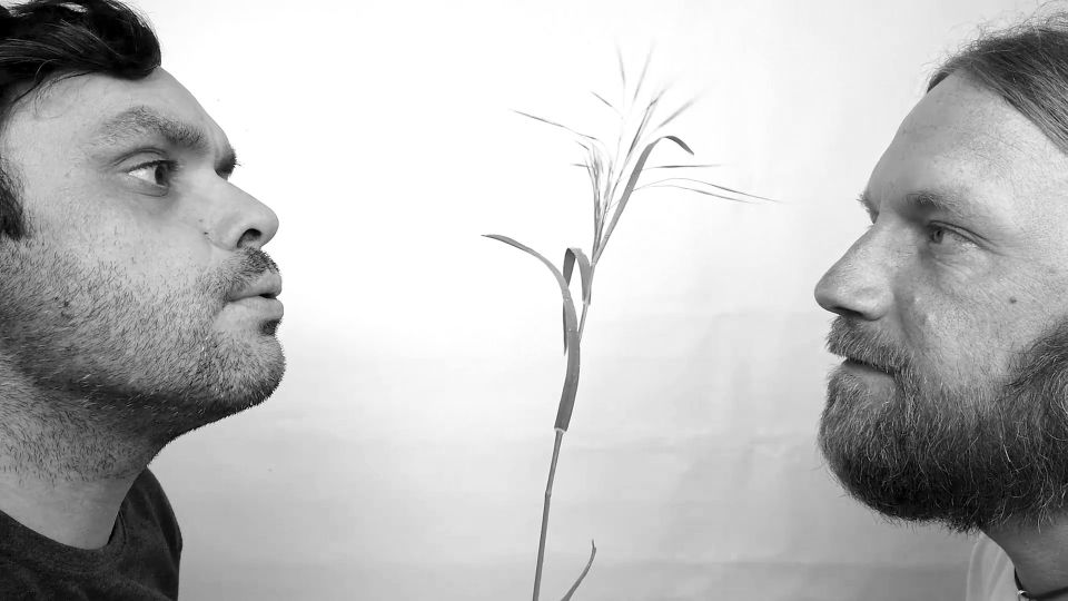 Felix Fugenzahn & Matthäus Straßenburg: Landschaft hin. Landschaft her. 2021, Video-Loop, schwarz-weiß, roter tragbarer Röhrenfernseher. (Screenshot)