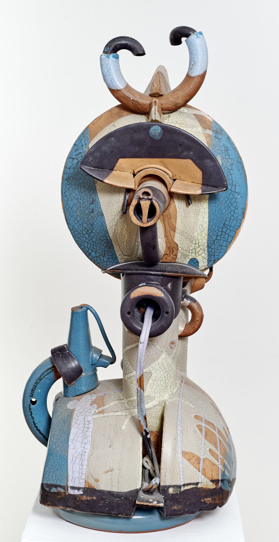 Astrid Dannegger: Büste, Keramik aus Drehteilen, frei aufgebaut, teilw. glasiert, 2001,	64 cm hoch (1.050,00 €)