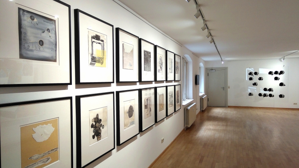 Ausstellungsansicht: links - Ronny Lischinski: Tales of a Circle. Serie, 2018, mixed media   rechts - Ronny Lischinski: Transfer Connection. 2013, Installation/ Gummihandschuhe, Rohrstutzen, Rohrschellen, Acrylglas