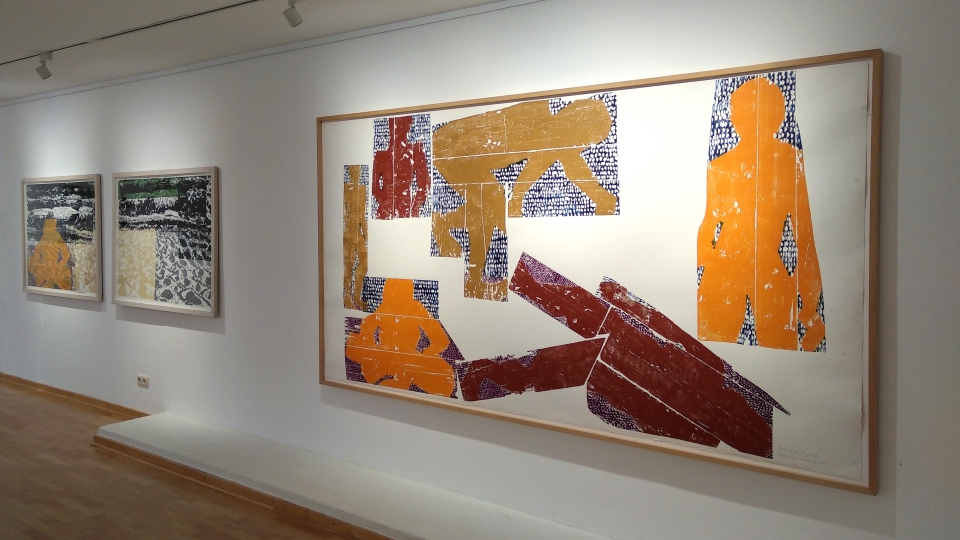 Ausstellungsansicht Matthias Mansen (von links nach rechts): 1. Badende (sitzend). 1999, Farbholzschnitt  2. Seestück V. 1999, Farbholzschnitt  3. Badende (Figurenfries). 1999, Farbholzschnitt