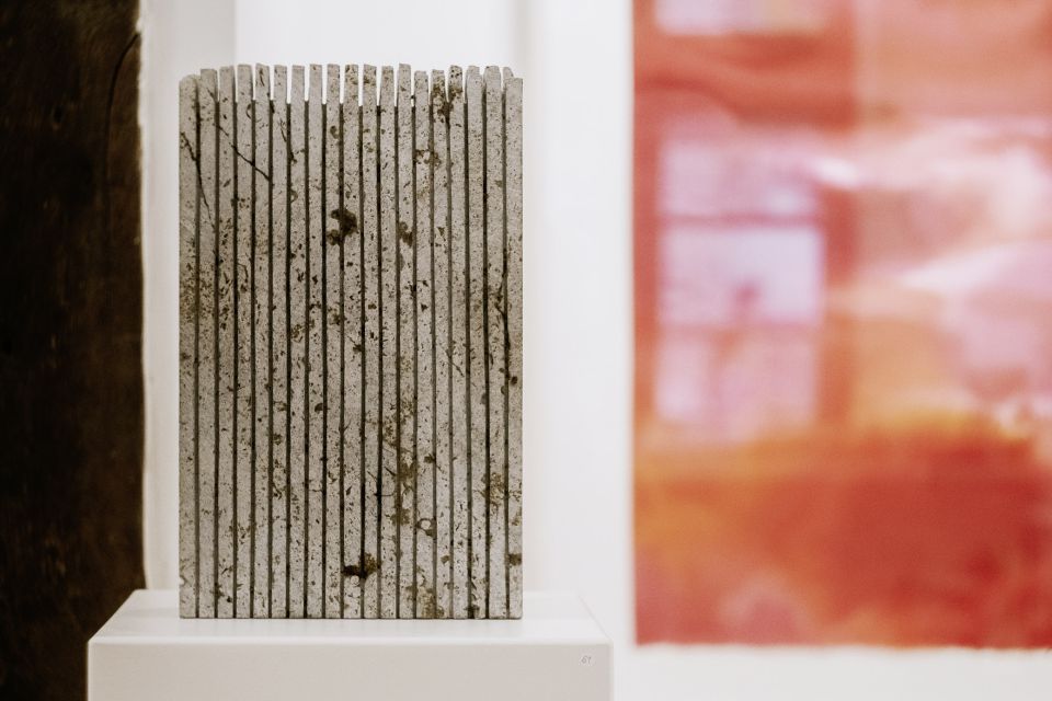 Dieter Kränzlein: o.T. 2006, Muschelkalk | Udo Rathke, Burning Sky. 2011, Pigmenttinte auf Bütten (Foto: Yannik Hasse)