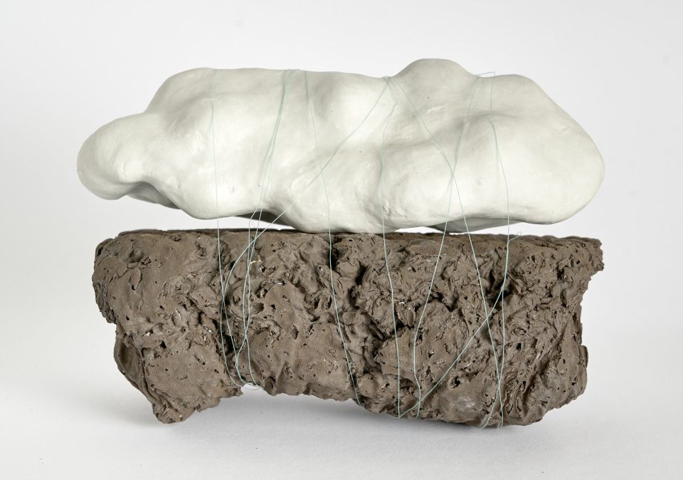 Dana JES, Wolke, Porzellan gebaut/Ton/Angelsehne, 2017, 8,5x11cm (18x24cm Rahmen)