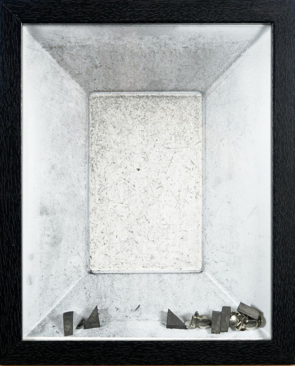 Rico., angeschwärzt, Objekt aus Objektrahmen/Kunststoffinlay/Papier/Grafit/Radiergummis/Reißzwecken mit halbrundem, glatten Kopf, 2020, 27x24x5cm