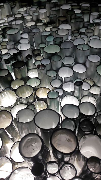 Takwe Kaenders: Röhrig, 2018, Lichtinstallation/ Kupfer/ Emaille