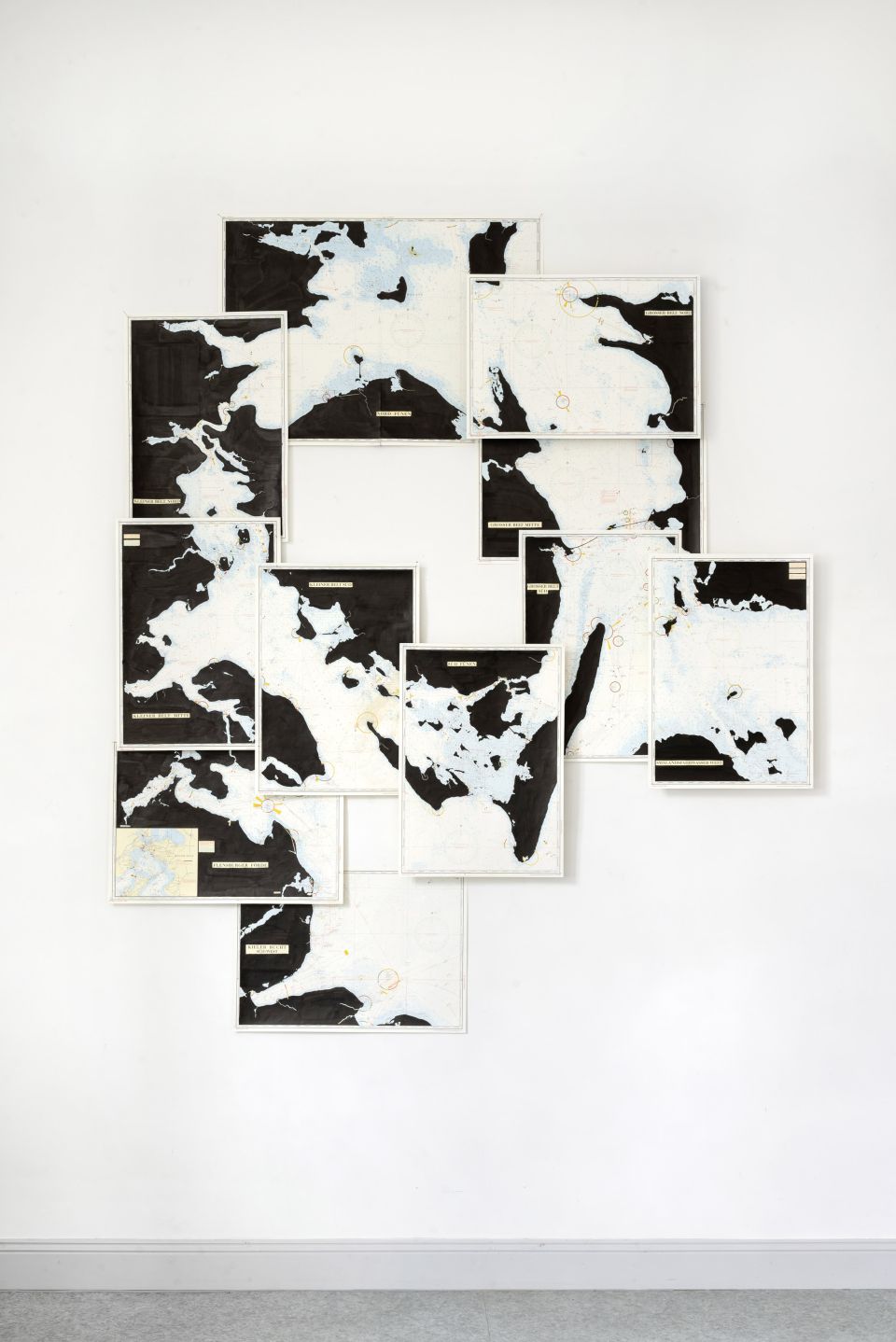 Anett Frontzek: Kieler Bucht, rund um Fünen. 2020, 11 Sportbootkarten mit Tusche bearbeitet, je 42x59,5 cm, ges. 209x180 cm, Foto: Anett Frontzek