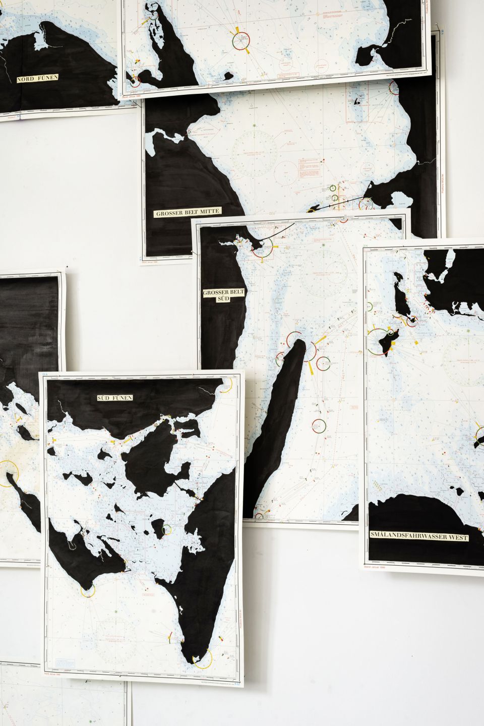 Anett Frontzek: Kieler Bucht, rund um Fünen (Detail). 2020, 11 Sportbootkarten mit Tusche bearbeitet, je 42x59,5 cm, ges. 209x180 cm, Foto: Anett Frontzek