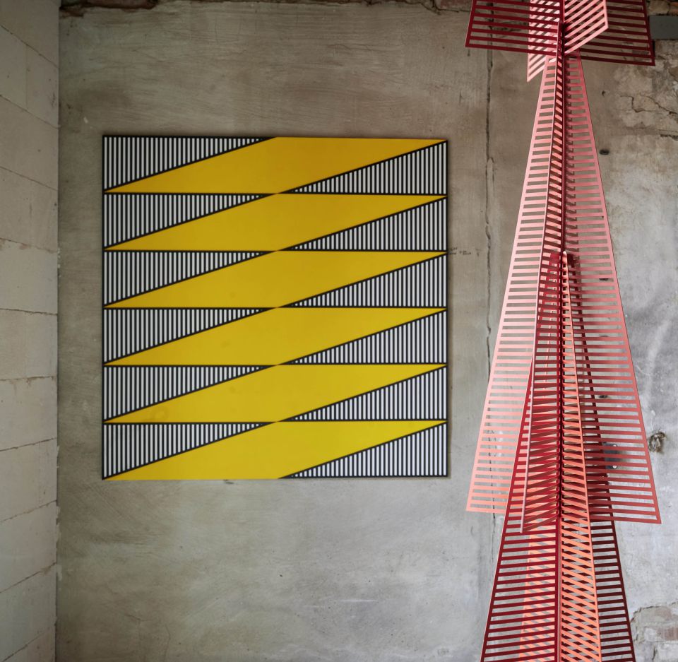 Stine Albrecht: Schild I. 2021, MDF, Laserschnitt, Acrylfarbe, 140x140 cm, Transparente Struktur in Rot. 2021, Pressspan, Laserschnitt, 350x20x20 cm