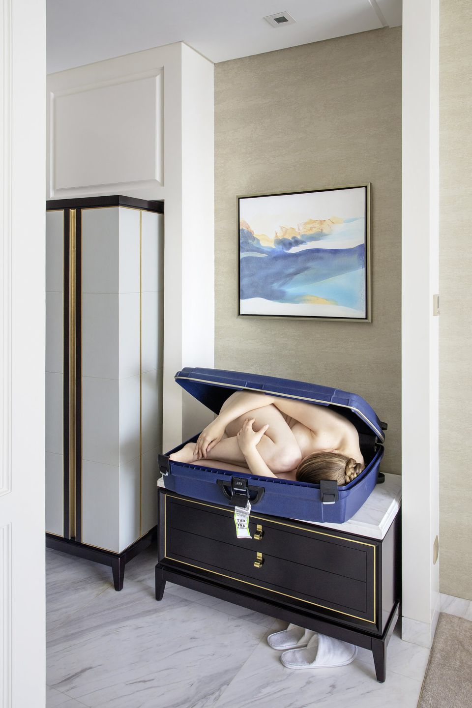 Jacqueline Duhr: Daydream China – Koffer. 2017/2021, Fotografie, 78x120 cm