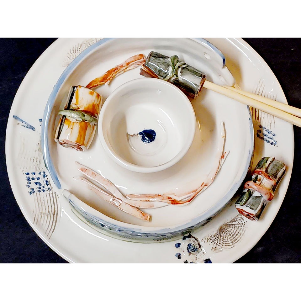 Christiane Lamberz: Erinnerung Japan //  SUSHI – genießen. Porzellan frei gedreht, montiert, bemalt, teilweise glasiert, 2020/21 (Ausschnitt)