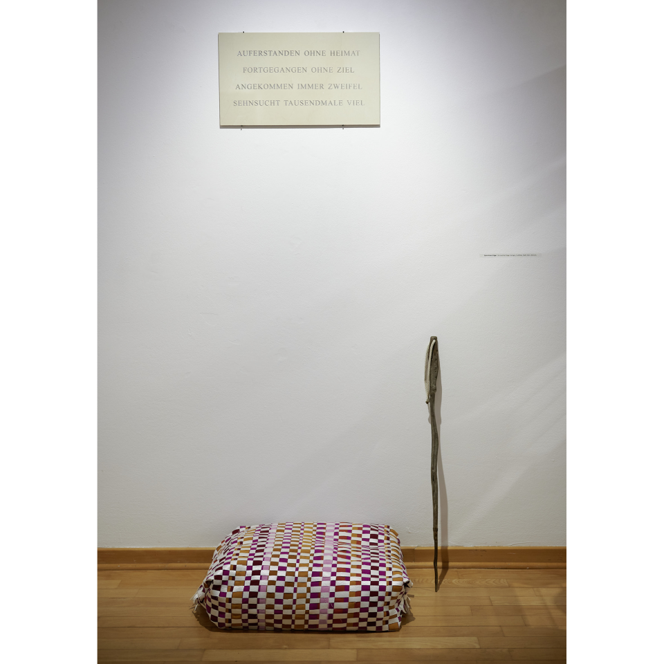 Sylvia Anais Krüger: Der Lauf der Dinge. Steingut, Treibholz, Textil, 2021