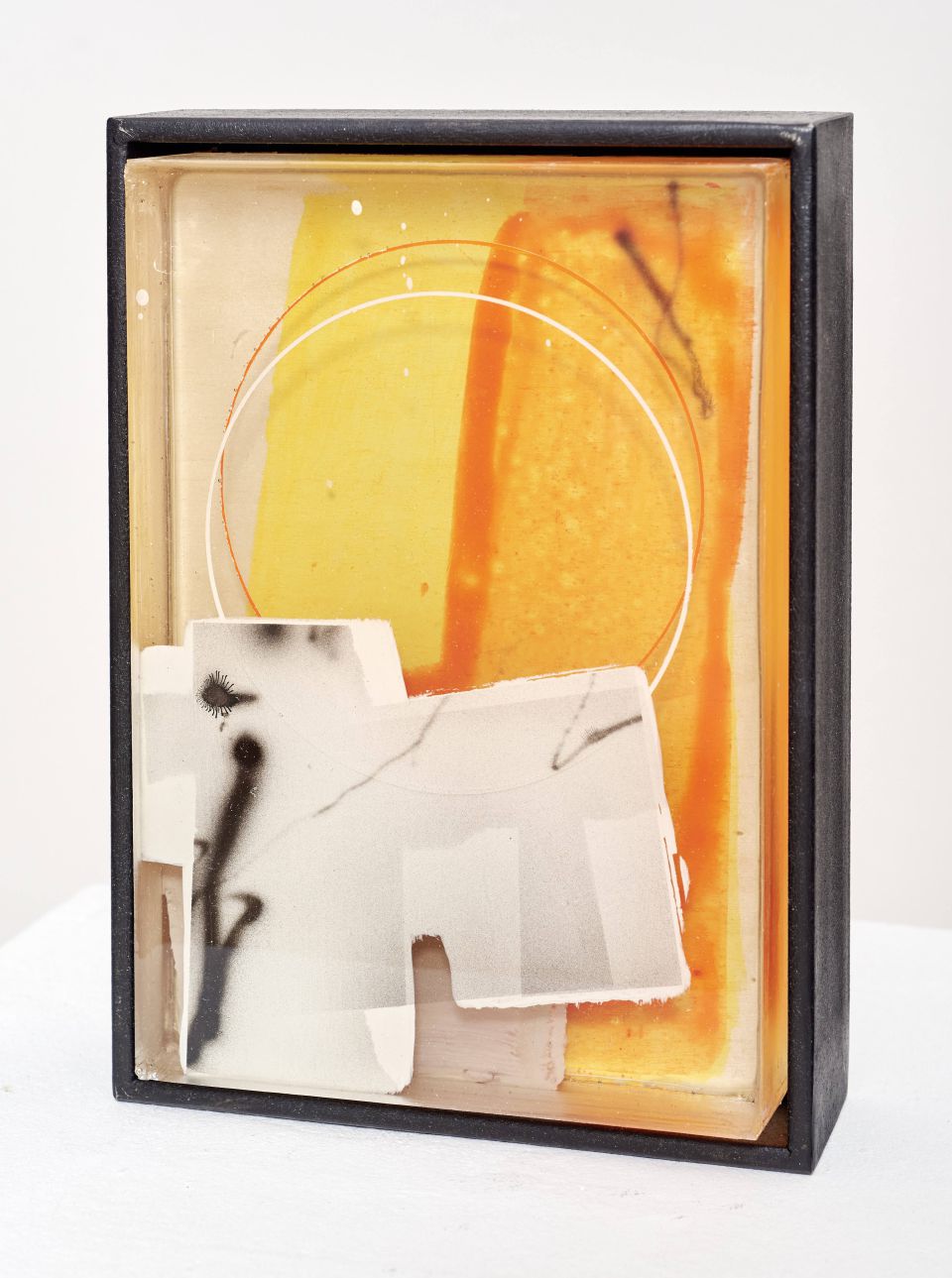 Sebastian Menzke: N26, Acryl und Tusche auf Epoxidharz geschichtet, Stahlrahmen, 2021, 22x16x6 cm (1.200,00 €)