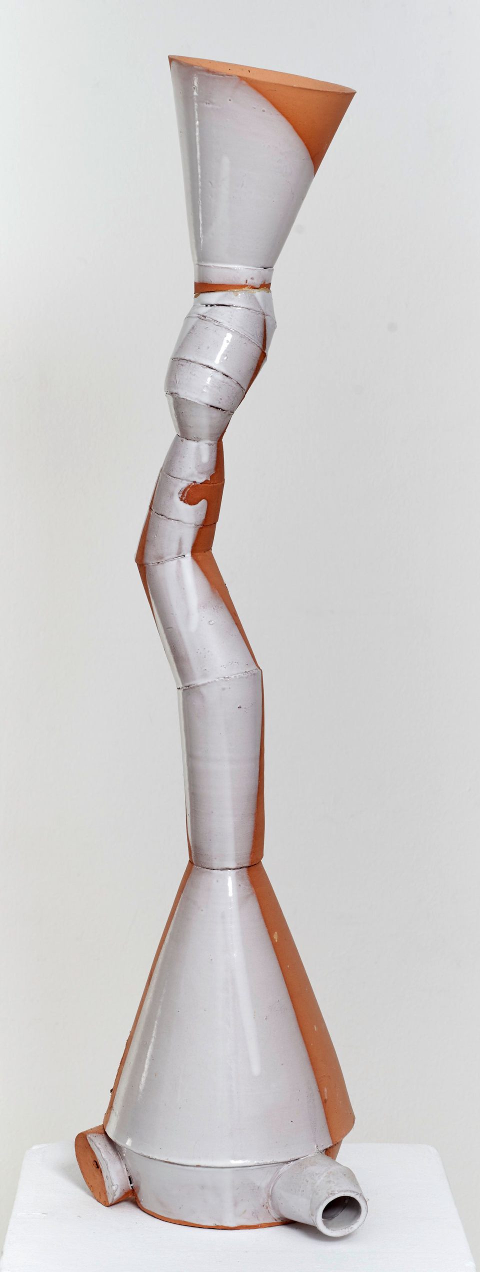 Astrid Dannegger: Raumspiel, Keramik, weiß glasiert, 2001, 80 cm hoch (170,00 €)