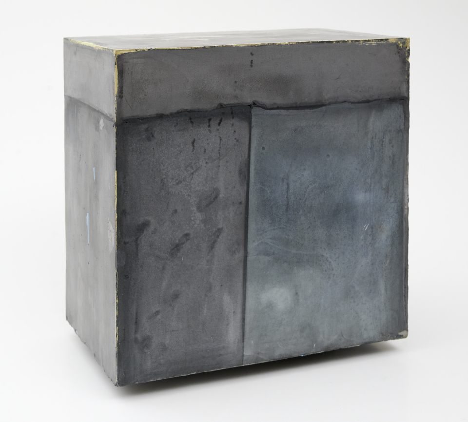 Cindy Schmiedichen: o.T. G1, Gips und Pigment, 2016, 23x23,5x14 cm (1.400,00 €)