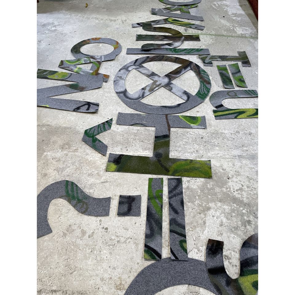 Joanna Schulte: Teppichbodenformel. 2025, Mixed Media, ca. 2 x 7 m (Ausschnitt)