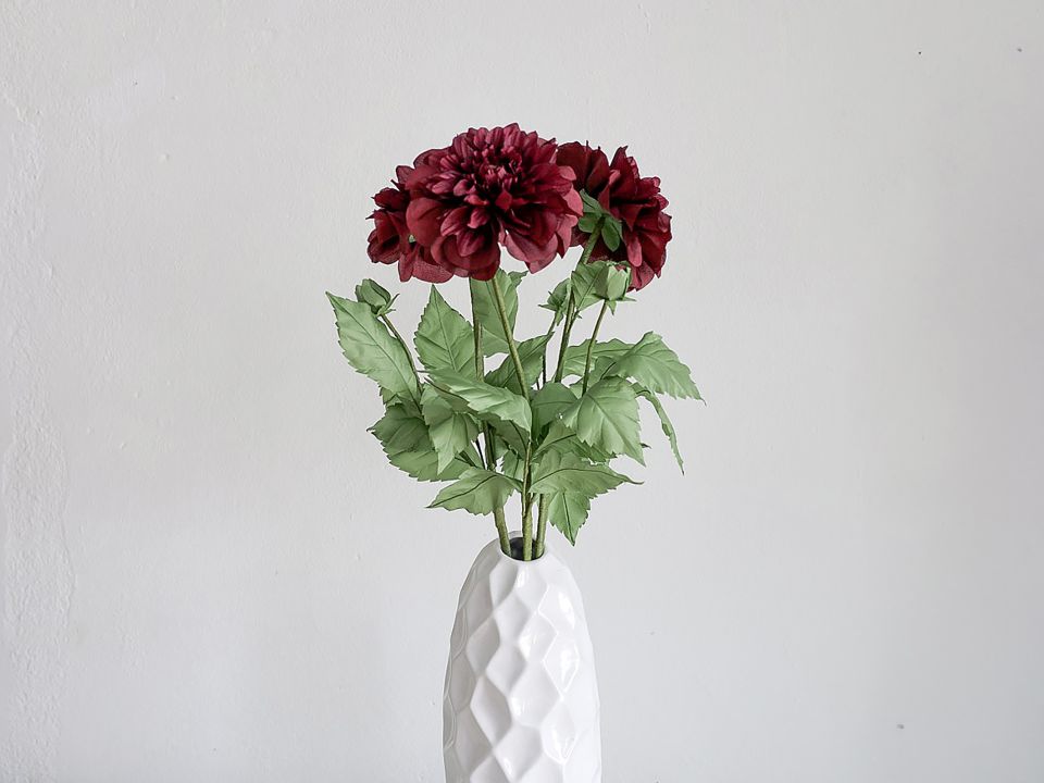 Maix Meyer: Dahlie Juri-Gagarin. Kunstblume (Seide), 2019